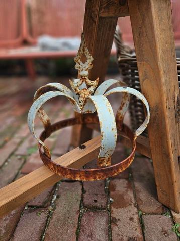 2 Grote Brocante Kronen beschikbaar voor biedingen
