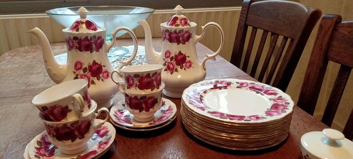 Vintage Servies met Rozenmotief Queen Anne, Huis en Inrichting, Keuken | Servies, Gebruikt, Compleet servies, Overige stijlen