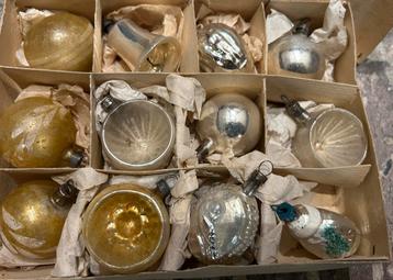 Doosje kleinere oude kerstballen, oa bal met nachtegaal beschikbaar voor biedingen