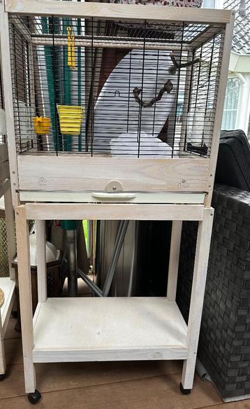 Ferplast vogelkooi met tafel beschikbaar voor biedingen