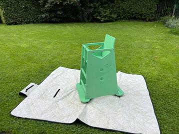 Groene kinderstoel beschikbaar voor biedingen