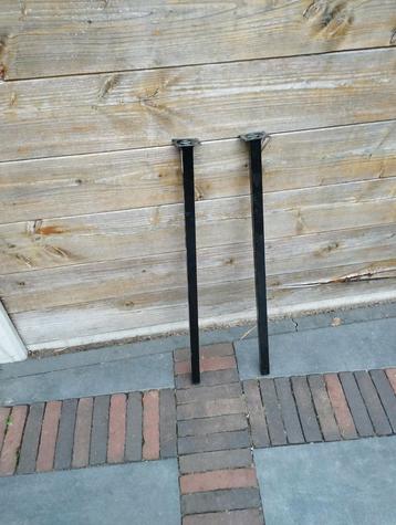 Ijzeren zwarte poten  beschikbaar voor biedingen