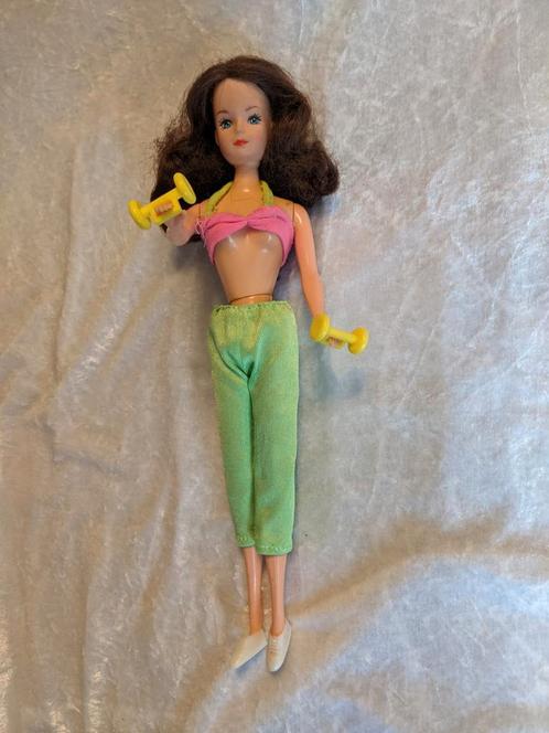 Nette Barbie achtige pop in sportkleding, Kinderen en Baby's, Speelgoed | Poppen, Gebruikt, Barbie, Ophalen of Verzenden