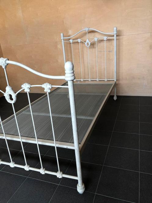 Eenpersoons bed 90/200 cm.Mooi meisjesbed.Stevig matriaal., Huis en Inrichting, Slaapkamer | Bedden, Zo goed als nieuw, Eenpersoons