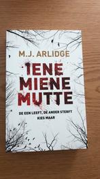 M. J. Arlidge, Iene miene mutte, zgan, M. J. Arlidge, Ophalen of Verzenden, Europa overig, Zo goed als nieuw