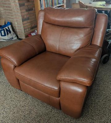 Gratis af te halen deze grote fauteuil  beschikbaar voor biedingen