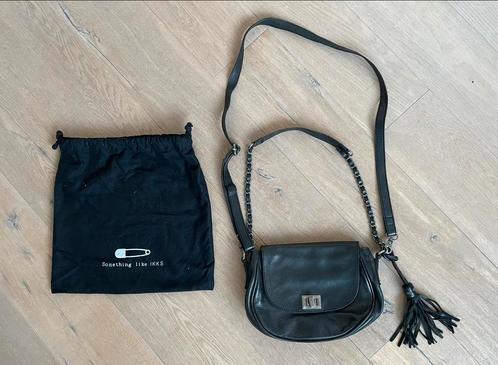 IKKS zwart leren crossbody tas met ketting+leren shouderband, Sieraden, Tassen en Uiterlijk, Tassen | Schoudertassen, Zo goed als nieuw