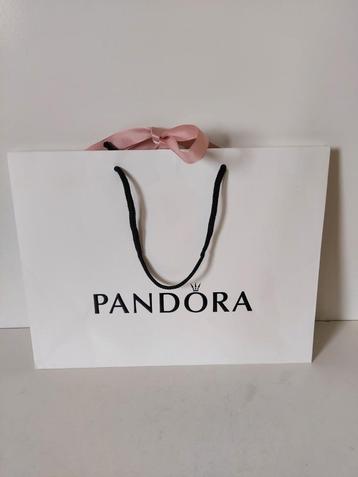 Aangeboden een origineel Pandora sieraden tasje (2) beschikbaar voor biedingen