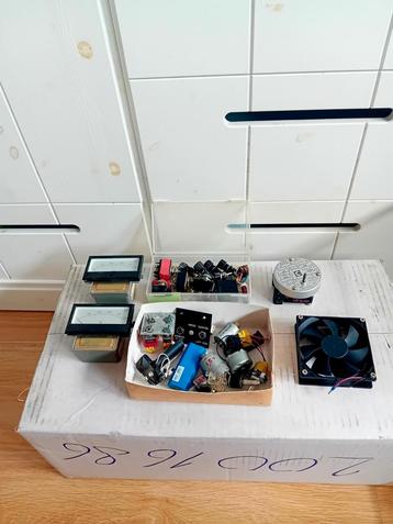 Spanningsmeter, elektrische motoren, schakelaars, ventilator beschikbaar voor biedingen