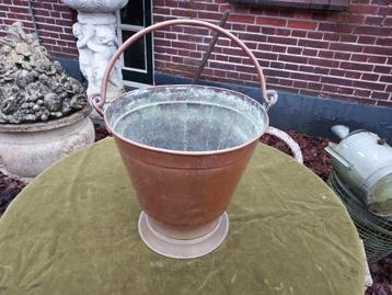 Antieke koperen (melk)emmer met hengsel. beschikbaar voor biedingen
