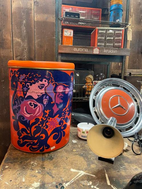 Vintage jaren 70 oranje blik/ kruk, flower power, Huis en Inrichting, Krukjes, Zo goed als nieuw, Overige materialen, Ophalen