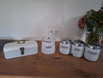 Wit emaille bussenset + zoutpot BK + beschuittrommeltje beschikbaar voor biedingen