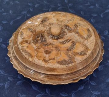 Houten doosje fraai bewerkte deksel beschikbaar voor biedingen