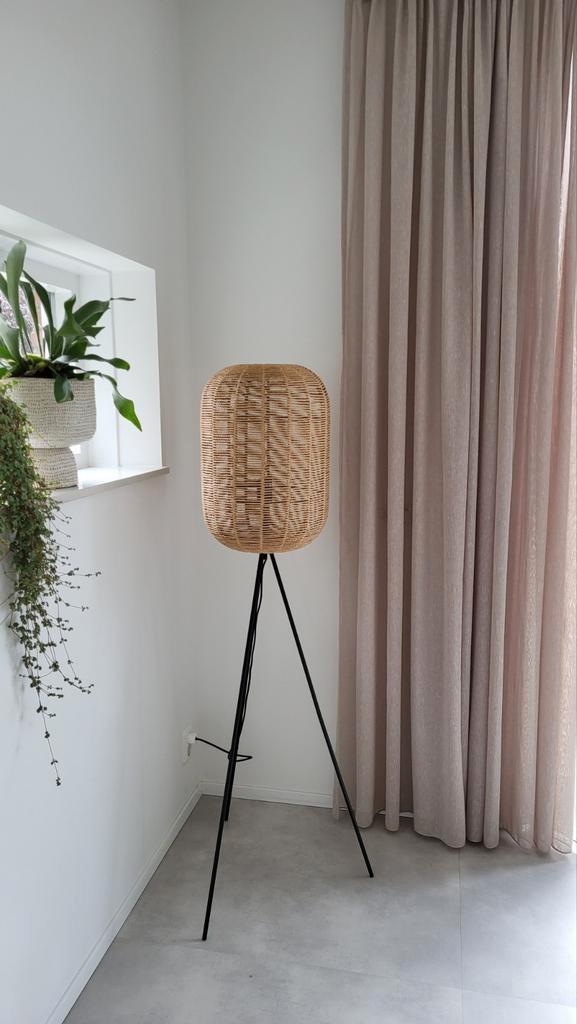 Mooie Vloerlamp - Rotan Look, Huis en Inrichting, Lampen | Vloerlampen, Zo goed als nieuw, 150 tot 200 cm, Metaal, Overige materialen
