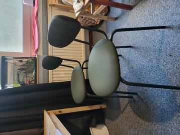 2 groene stoelen beschikbaar voor biedingen