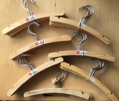 40 houten baby kledinghangers van HEMA + 1 met aap - ZGAN, Kinderen en Baby's, Babymode-accessoires, Zo goed als nieuw, Ophalen of Verzenden