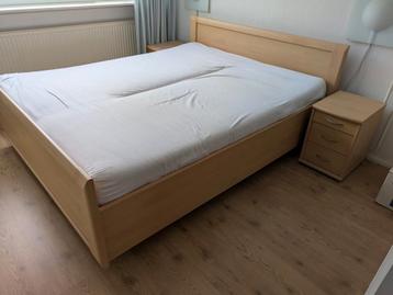 Bed met nachtkastjes