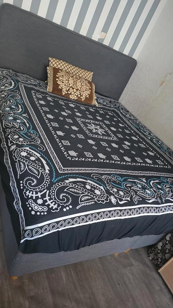 Mooie Grijze Bed met Hoofdbord, Huis en Inrichting, Slaapkamer | Bedden, Ophalen of Verzenden