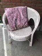 Leuke witte (gespoten) stoel en kussen (rotan), Tuin en Terras, Tuinstoelen, Ophalen