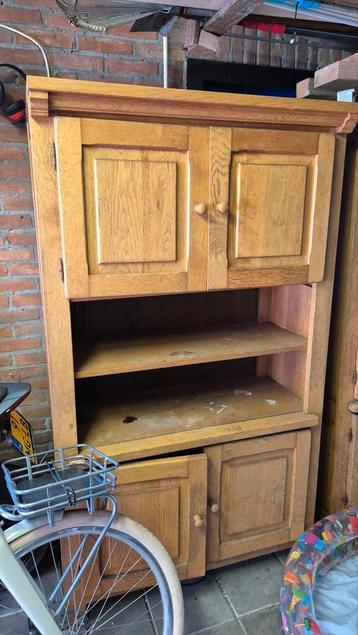 Houten kast beschikbaar voor biedingen