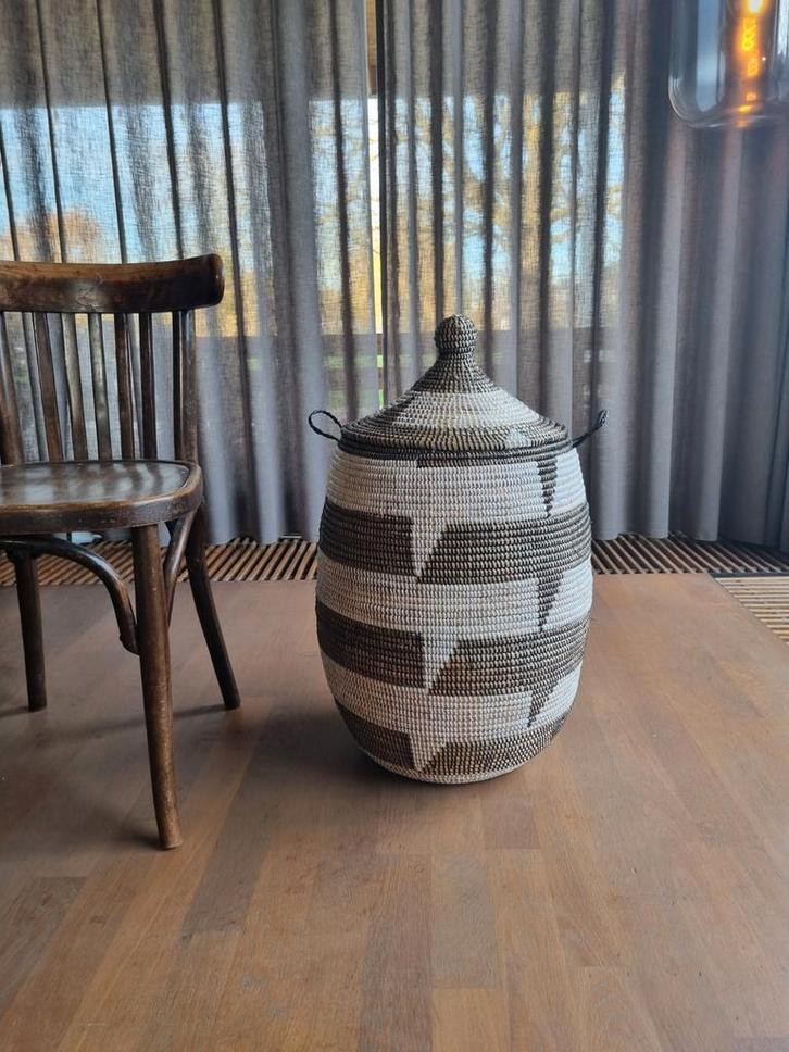 Afrikaanse zeegras zwarte mand handgemaakt in Senegal, Huis en Inrichting, Woonaccessoires | Schalen en Manden, Nieuw, Rond, Riet
