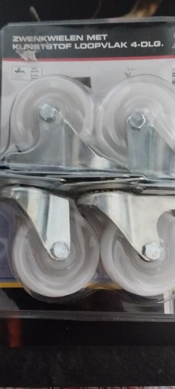 Nieuw in verpakking: 4 zwenkwielen met kunststof loopvlak beschikbaar voor biedingen