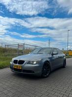BMW 5-Serie 3.0 I 530 AUT 2003 Grijs, Auto's, BMW, Automaat, Achterwielaandrijving, Zwart, 2000 kg