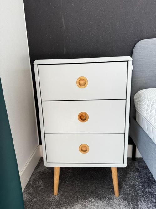 Vestbjerg Milly nachtkastje grijs – 3 lades, topconditie, Huis en Inrichting, Slaapkamer | Nachtkastjes, Zo goed als nieuw, 70 cm of meer