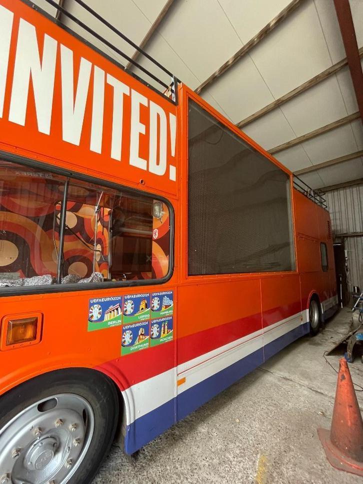 Unieke kans: word eigenaar van dé Oranje fanwalk-bus!, Auto's, Overige Auto's, Bedrijf, Diesel, Overige carrosserieën, Handgeschakeld
