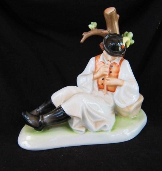 Zsolnay - Fluitspelende Hongaarse herder tegen boom zittend, Verzamelen, Beelden en Beeldjes, Zo goed als nieuw, Mens, Ophalen