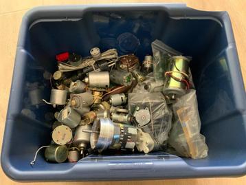 Bak met electronica, motors ed. voor de hobbyist/modelbouwer beschikbaar voor biedingen