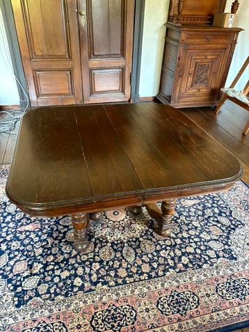 Antieke salontafel beschikbaar voor biedingen
