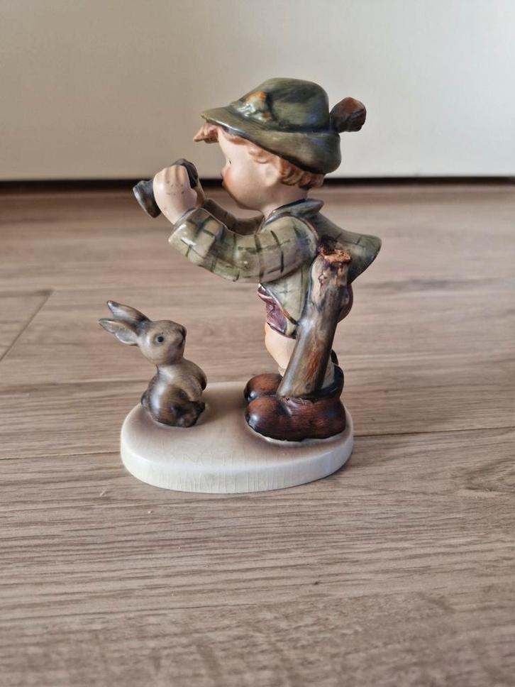 Hummel beeldje - Jongen met verrekijker en konijn, Verzamelen, Beelden en Beeldjes, Ophalen of Verzenden