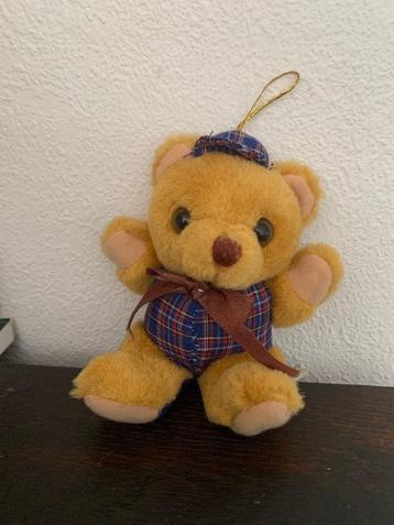 Bruin pluche beertje met geruit petje en pakje; 12 cm lang beschikbaar voor biedingen
