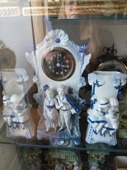 Porseleinen Klokstel met Vazen - Puntgaaf, Antiek en Kunst, Antiek | Klokken, Ophalen of Verzenden