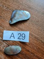 Twee Broches met Parelmoer, Overige materialen, Overige kleuren, Minder dan 4 cm, Ophalen of Verzenden