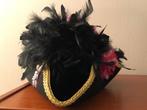 Carnaval Zwarte hoed met roze veer en bloem, Verzenden, Zo goed als nieuw, Carnaval, Accessoires