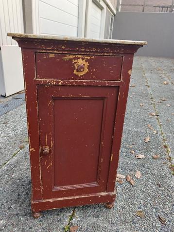 Vintage roodbruin nachtkastje met brocante look beschikbaar voor biedingen