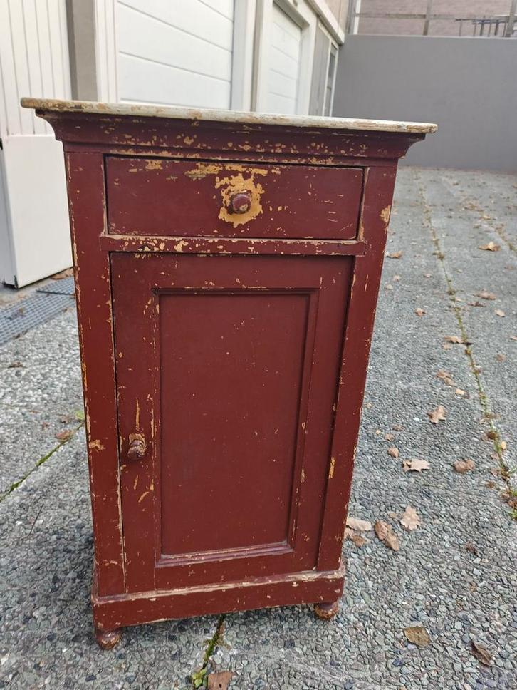 Vintage roodbruin nachtkastje met brocante look, Antiek en Kunst, Antiek | Meubels | Kasten, Ophalen