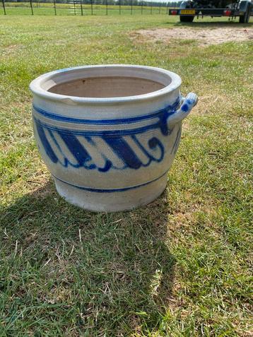 Antieke Aardewerk Bloempot met Blauwe Decoratie en Handvatte beschikbaar voor biedingen