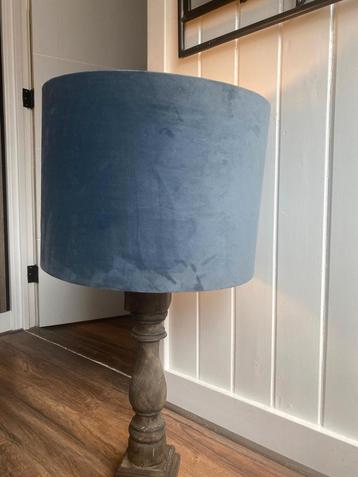 Blauwe Velvet Tafellamp met Houten Voet beschikbaar voor biedingen