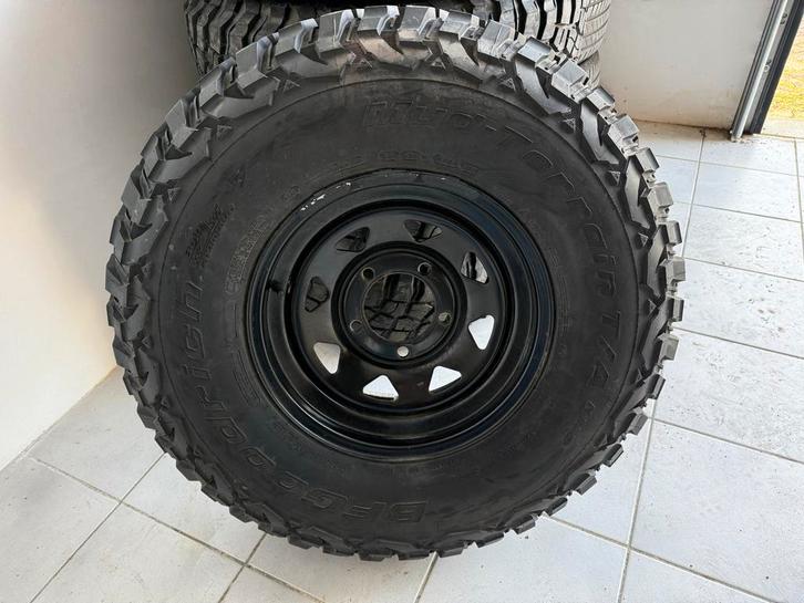 BF Goodrich Mud-Terrain 255/85 R16 op stalen velg, Auto-onderdelen, Banden en Velgen, Banden en Velgen, 16 inch, 255 mm, Terreinwagen