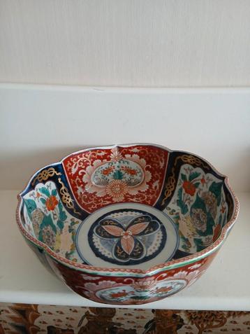 Japanse Imari kom met geschulpte rand beschikbaar voor biedingen