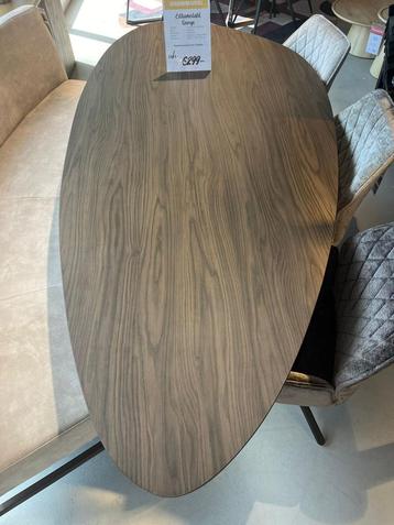 eettafel Organisch  beschikbaar voor biedingen