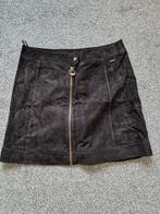 SILVER CREEK ZWARTE SUEDE ROK MET VOORRRITS LENGTE 45 CM L, Kleding | Dames, Rokken, Silver Creek, Zwart, Maat 42/44 (L), Nieuw
