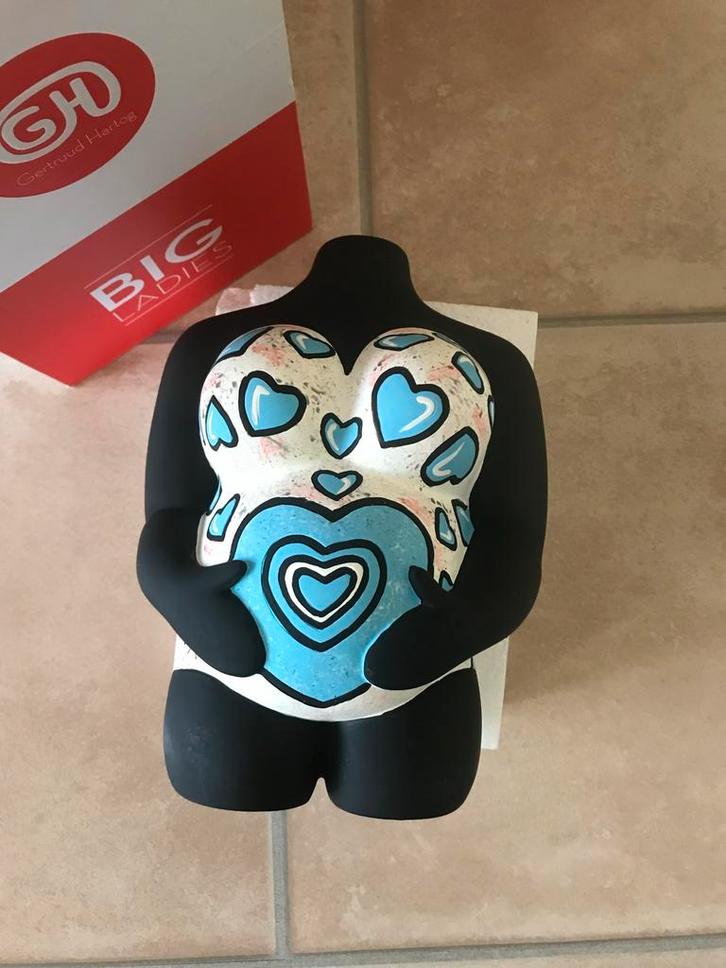 Gertruud Hartog  Zwangere dame kunstenares nieuw., Verzamelen, Beelden en Beeldjes, Nieuw, Ophalen of Verzenden