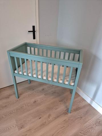Wieg met matras beschikbaar voor biedingen