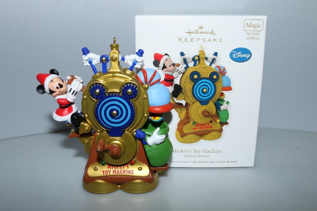 Mickey's Toy Machine Hallmark ornament music light & motion, Verzamelen, Disney, Ophalen of Verzenden, Mickey Mouse, Nieuw, Beeldje of Figuurtje