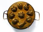 Een antieke koperen evenveeltjespan lekkerpan met 9 vormpjes, Antiek en Kunst, Antiek | Keukenbenodigdheden, Ophalen of Verzenden