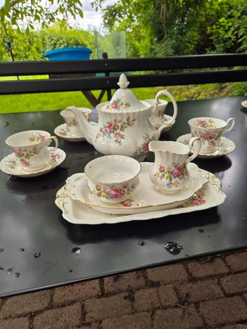 Royal Albert Moss Rose diverse beschikbaar voor biedingen